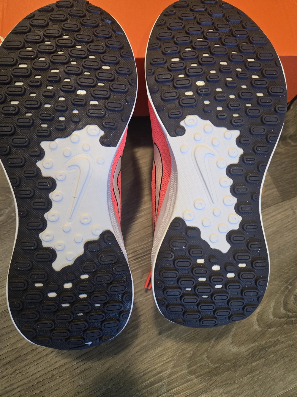 Nike Revolution Crimson Womens 9.5 with White Sole NEW - Picture 6 of 6